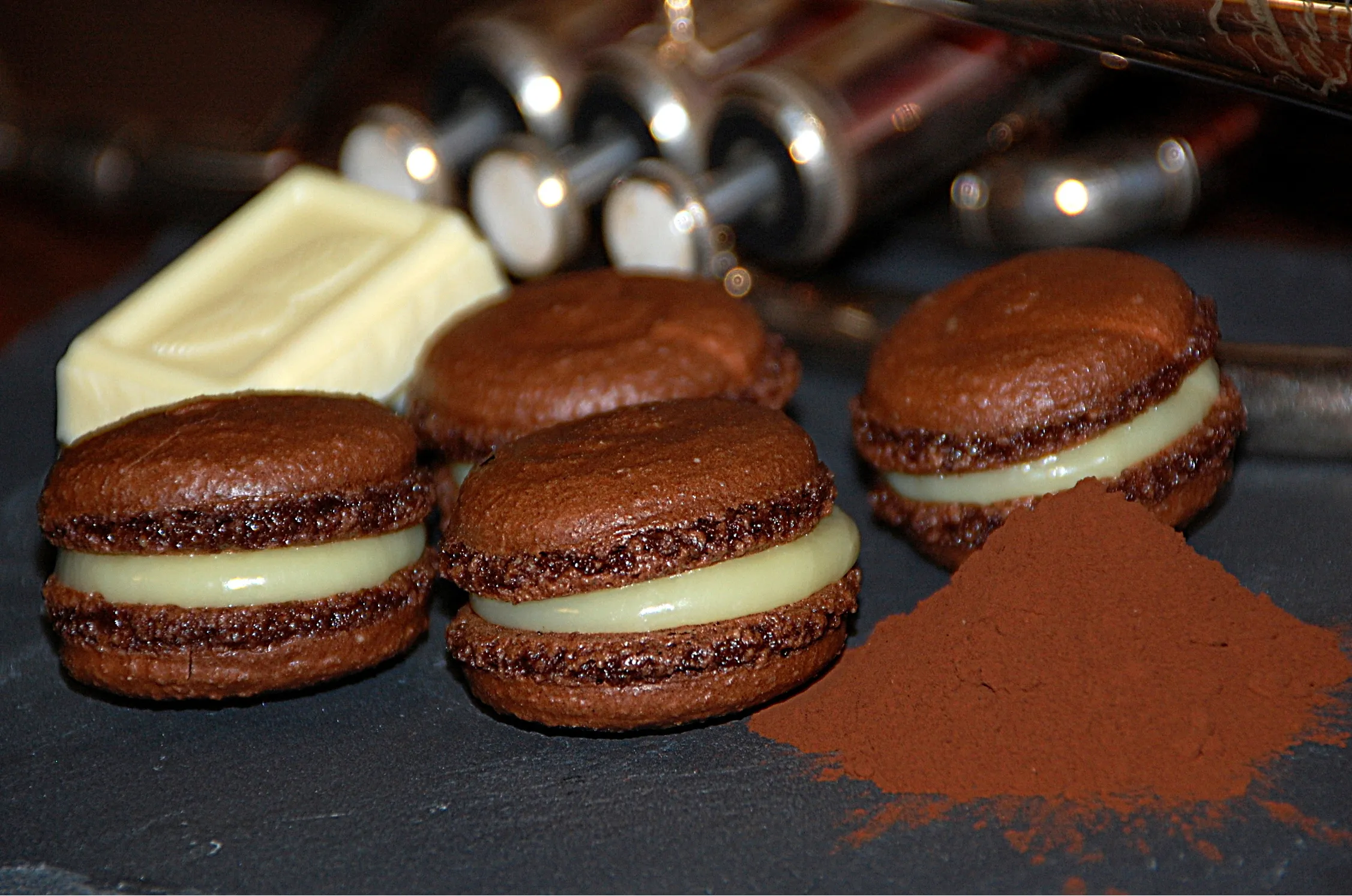 Macaron aux deux chocolats,